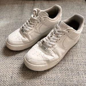Size 9.5 men’s Nike Airforce 1s.